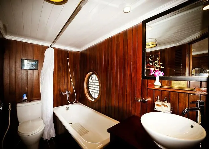 Bhaya Classic Cruises Hotel